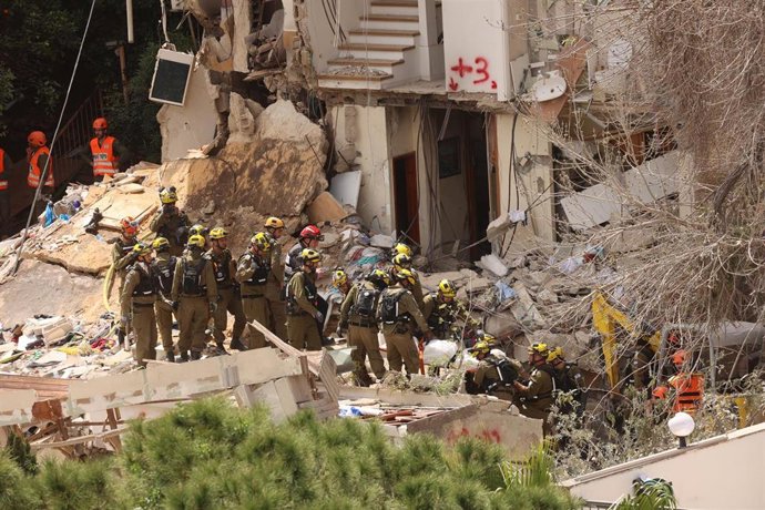 Archivo - Trabajadores de emergencias trabajan en el lugar del impacto de un misil en el norte de Israel