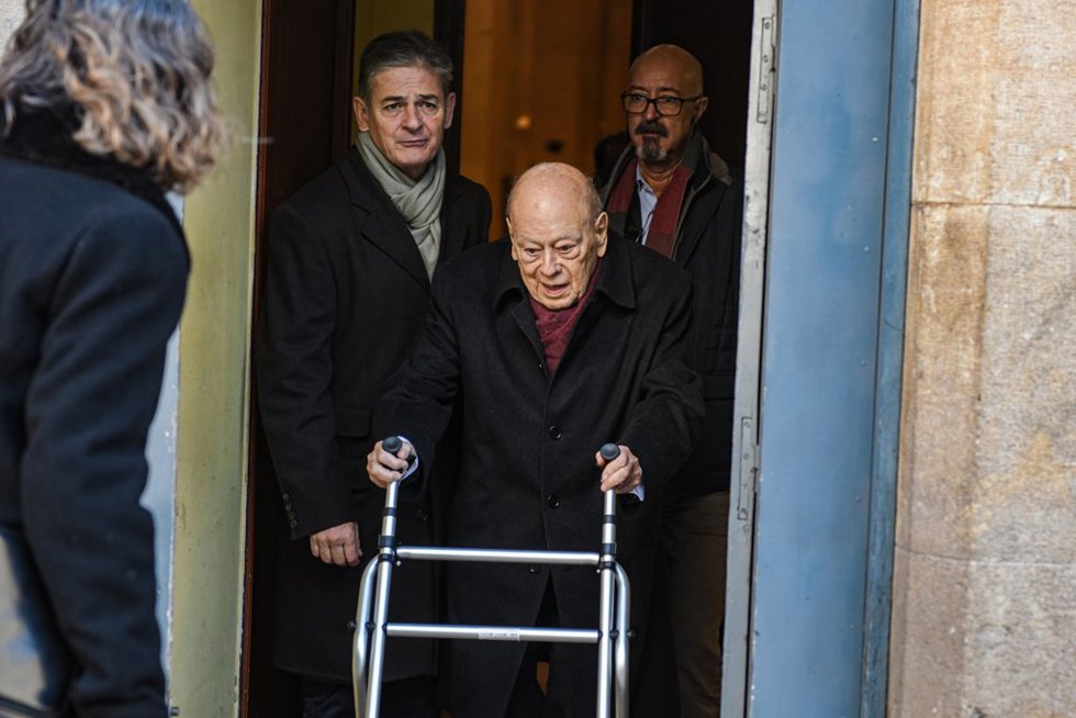 El expresidente de la Generalitat, Jordi Pujol (d), acompañado de su hijo Oriol Pujol (i) durante el funeral del empresario Carles Vilarrubí, en la parroquia Sant Gervasi, a 30 de diciembre de 2025, en Barcelona, Catalunya (España).