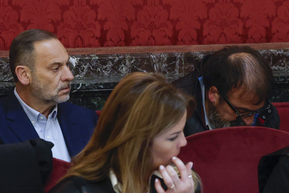 El exministro José Luis Ábalos (i) y su exasesor Koldo García (d) en el banquillo de los acusados durante el juicio por el 'caso mascarillas' en el Tribunal Supremo, a 7 de abril de 2026, en Madrid (España).