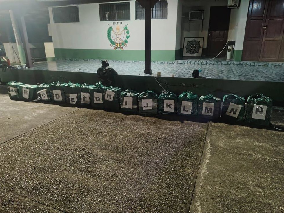 Bultos de clorohidrato de cocaína incautados por las autoridades de Bolivia