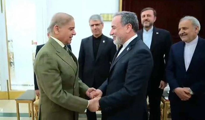 ISLAMABAD, 25 de abril de 2026  -- O primeiro-ministro paquistanês Muhammad Shehbaz Sharif (à esquerda) mantém conversações com o ministro das Relações Exteriores iraniano, Seyed Abbas Araghchi, em Islamabad, no Paquistão, em 25 de abril de 2026.   Autori