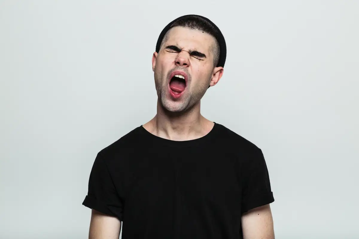Hombre con Síndrome de Tourette