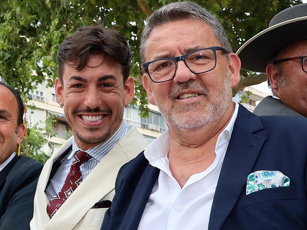 Luitingo Acompañado Por Su Padre En La Feria De Abril