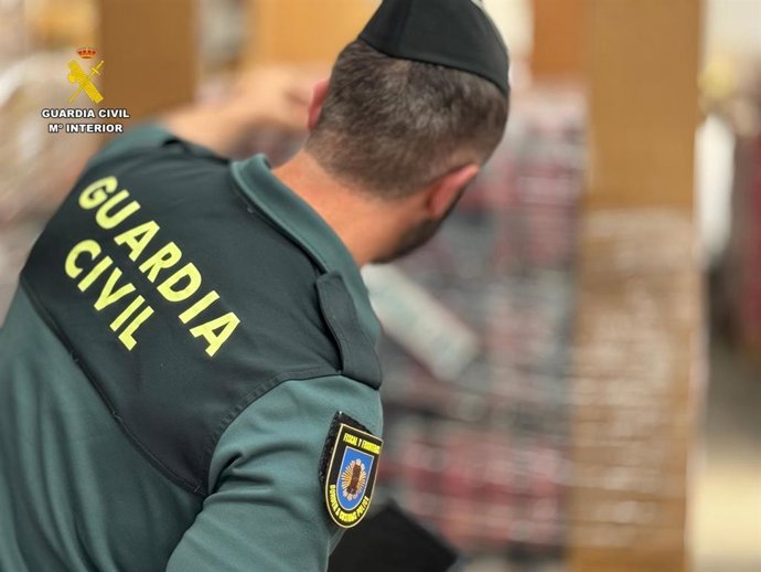 Imagen del agente de la Guardia Civil con los refrescos intervenidos en Soria