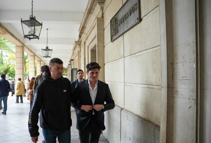 Archivo - EL periodista Vito Quiles (d) llega al Juzgado de Instrucción para declarar como investigado por presuntas injurias en un caso relacionado con Alvise Pérez, en foto de archivo.