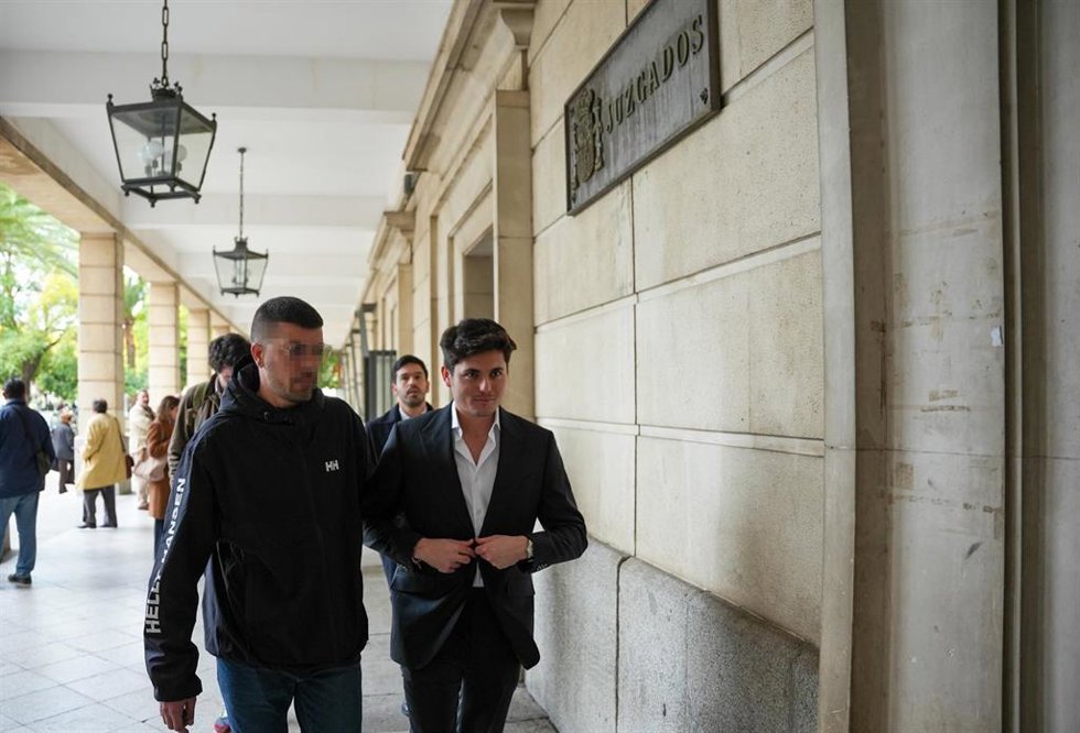 Archivo - EL periodista Vito Quiles (d) llega al Juzgado de Instrucción para declarar como investigado por presuntas injurias en un caso relacionado con Alvise Pérez, en foto de archivo.