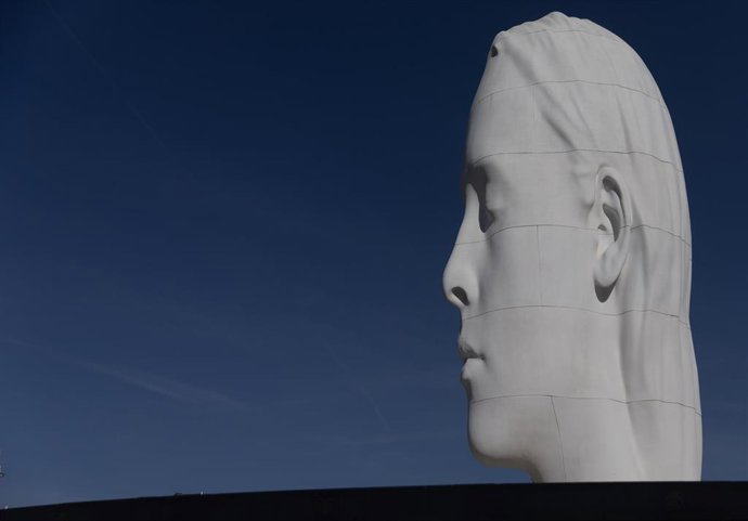 Archivo - Vista de la escultura de 'Julia' en Colón, a 1 de febrero de 2024, en Madrid (España). ‘Julia’ es una cabeza de una adolescente que ha transformado uno de los espacios más conocidos de Madrid, la plaza de Colón.