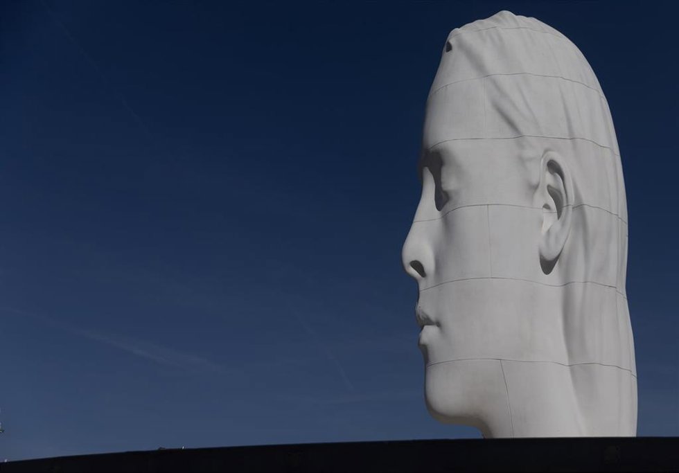 Archivo - Vista de la escultura de 'Julia' en Colón, a 1 de febrero de 2024, en Madrid (España). ‘Julia’ es una cabeza de una adolescente que ha transformado uno de los espacios más conocidos de Madrid, la plaza de Colón.