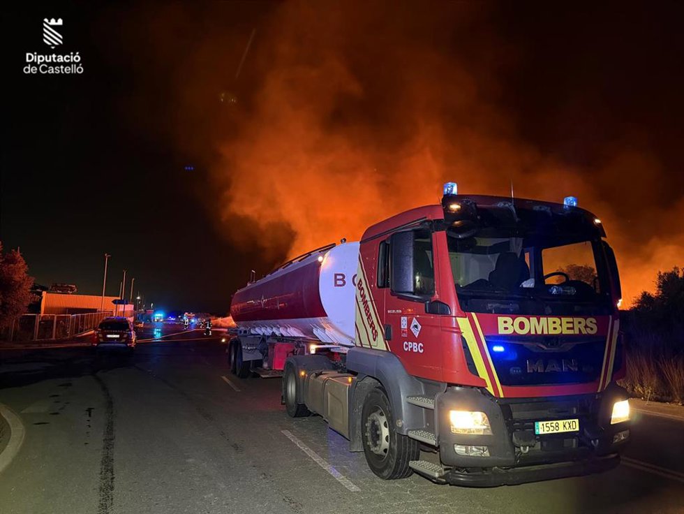 Bomberos trabajan en otro incendio en Onda