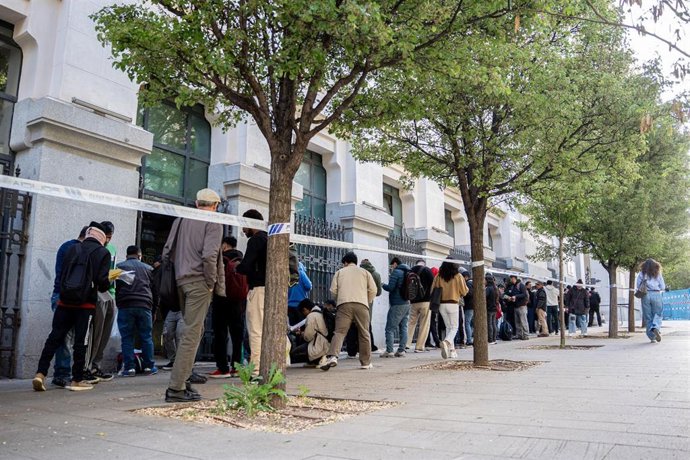 Varias personas hacen cola para conseguir el certificado de vulnerabilidad en una Oficina de Asistencia en Materia de Registro
