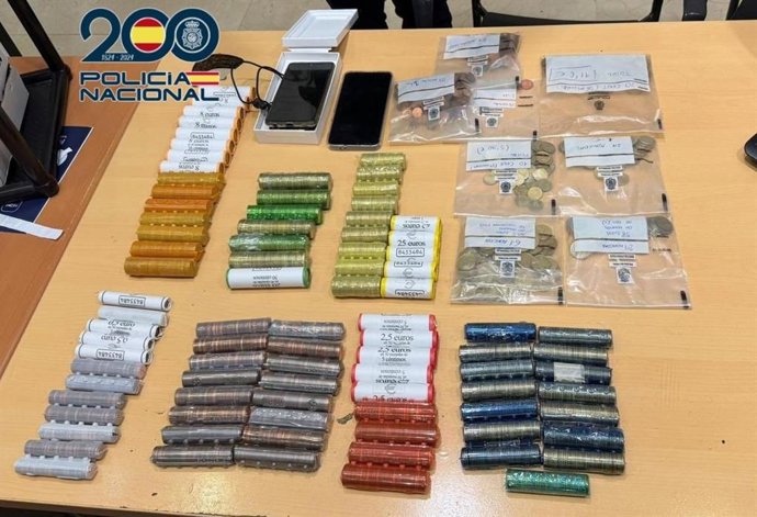 Botín de 800 euros y dos móviles incautados al ladrón de un banco en Puente de Vallecas