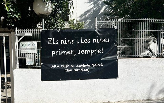 Pancarta en el CEIP Son Pisà en el cuarto día de huelga por la incorporación del docente condenado por acoso
