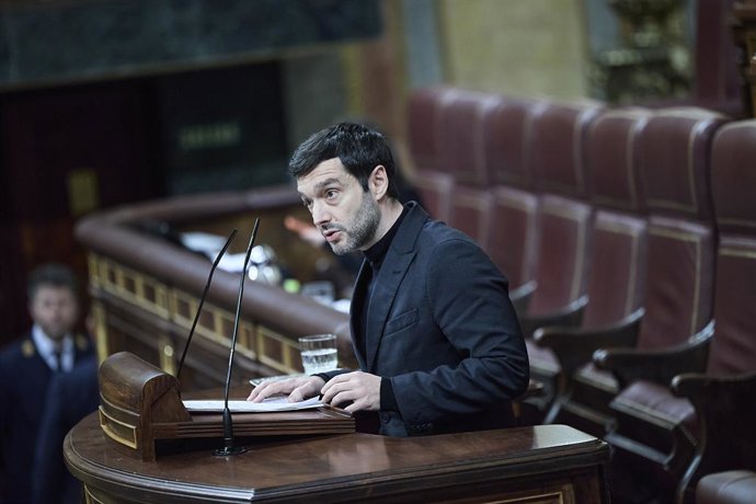 Archivo - El ministro de Derechos Sociales, Consumo y Agenda 2030, Pablo Bustinduy, durante una sesión plenaria, en el Congreso de los Diputados, a 26 de febrero de 2026, en Madrid (España). El Pleno del Congreso vota hoy la derogación o convalidación del