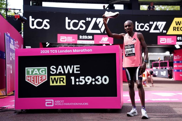 26 April 2026, United Kingdom, London: Sabastian Sawe stands next to the timer after setting a new world record during the 2026 TCS London Marathon. Photo: John Walton/PA Wire/dpa