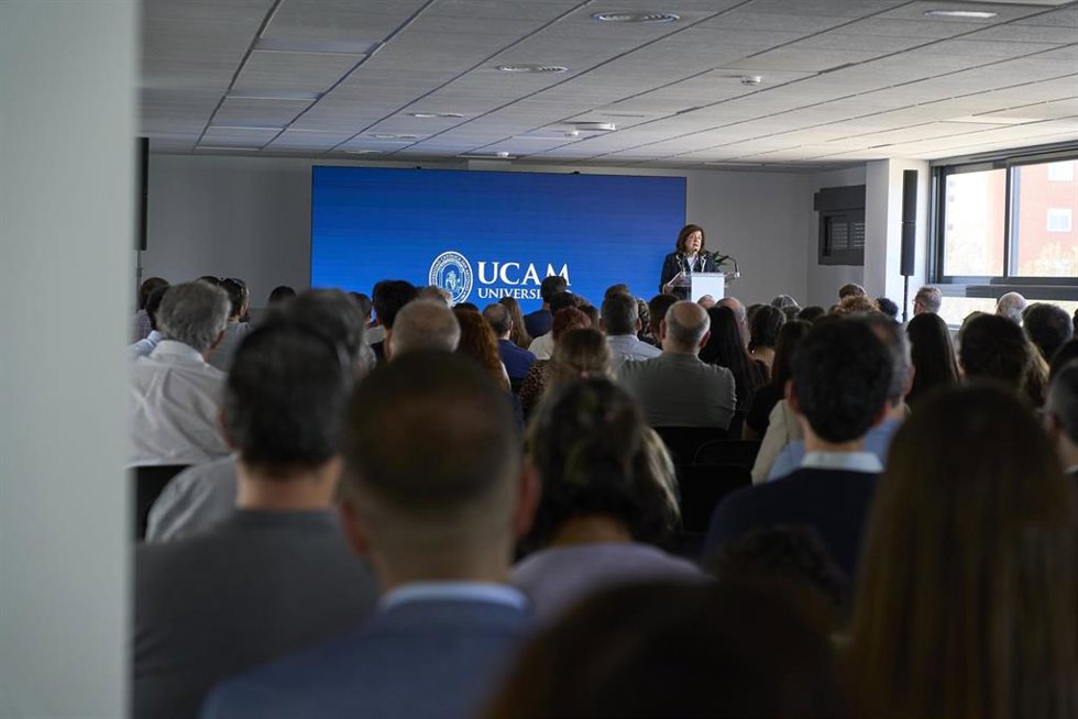 La presidenta de la UCAM, María Dolores García, da la bienvenida a los asistentes