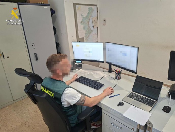 Agente de la Guardia Civil en tareas de investigación