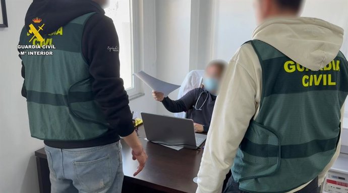 Dos detenidas acusadas de hacer tratamientos médicos sin titulación en Santa Pola (Alicante)