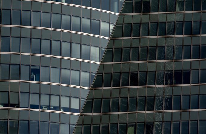 Archivo - Edificio de oficinas en el Cuatro Torres Business Area