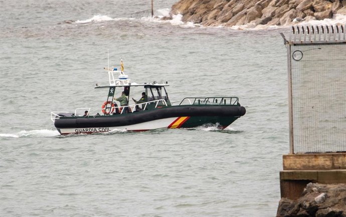 Archivo - Imagen de archivo de una patrulla del Servicio Marítimo de la Guardia Civil durante un rescate frente a la playa del Tarajal, en Ceuta