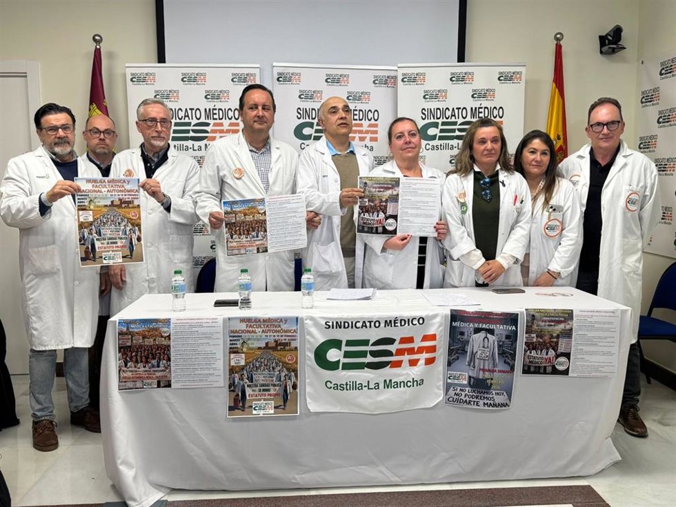 Archivo - Integrantes del Sindicato Médico de Castilla-La Mancha (CESM) en rueda de prensa.