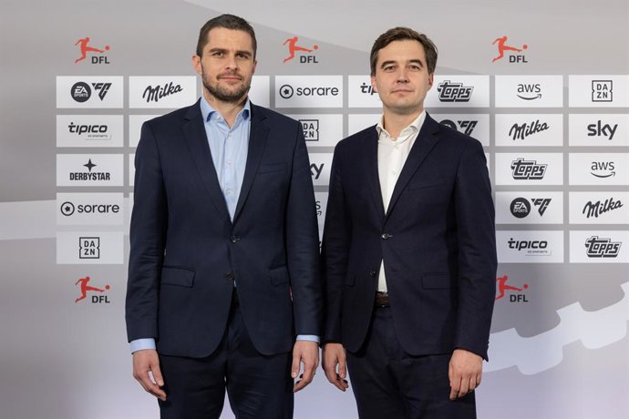 Archivo - 11 December 2023, Hesse, Frankfurt/Main: Marc Lenz (L) and Steffen Merkel, DFL Managing Director attend a press conference. Representatives of the 36 first and second-division clubs in Germany have approved the German Football League's (DFL) pla