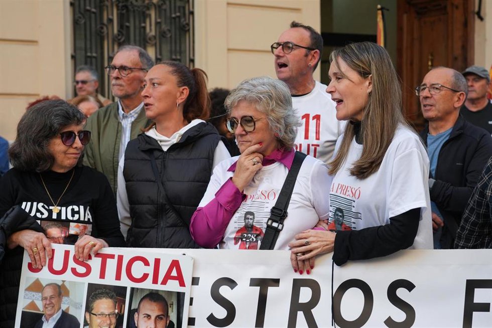 Archivo - La Presidenta Associació Víctimes Mortals DANA 29-O, Rosa María Álvarez, durante una manifestación convocada por Accord Social Valencià, a 11 de noviembre de 2025, en Valencia (España)