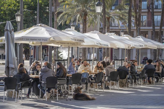 Archivo - Un grupo de personas en una terraza de la playa de la Malvarrosa 