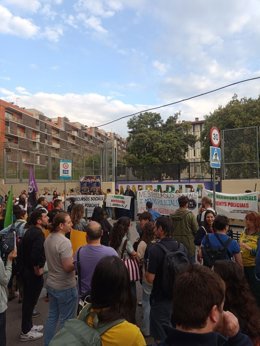 Manifestação em frente a uma das escolas de ensino médio de L'Hospitalet