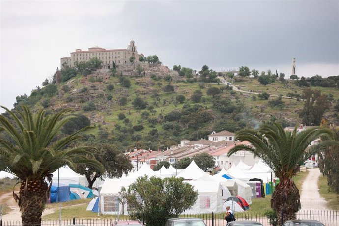 El Cerro del Cabezo, con el Santuario de la Virgen de la Cabeza al fondo.