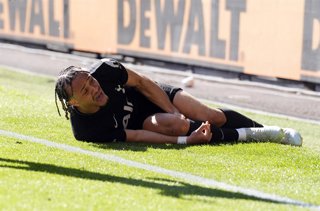 25 April 2026, United Kingdom, Wolverhampton: Tottenham Hotspur's Xavi Simons appears injured before being stretchered off during the English Premier League soccer match between Wolverhampton Wanderers and Tottenham Hotspurat the Molineux stadium. Photo: 