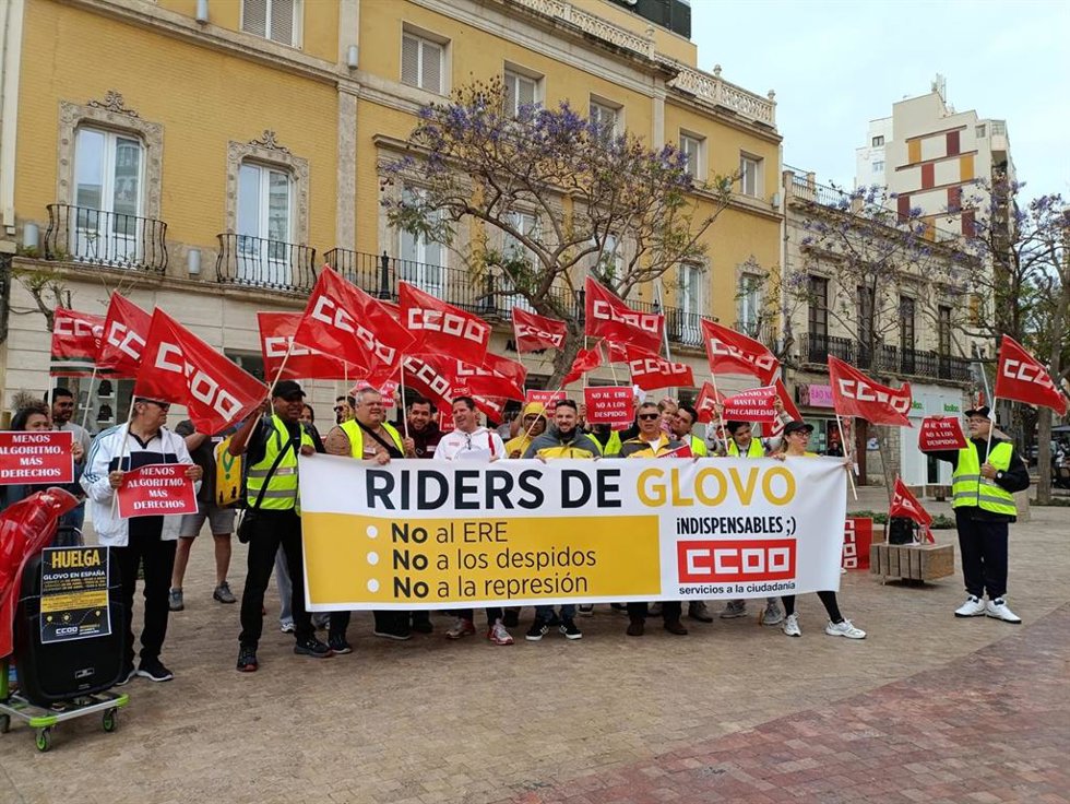Protesta de trabajadores de Glovo en Almería.