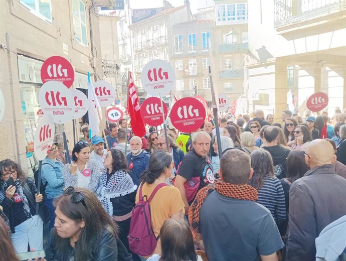 Archivo - Salida de la manifestación en la jornada de huelga de profesores en Galicia
