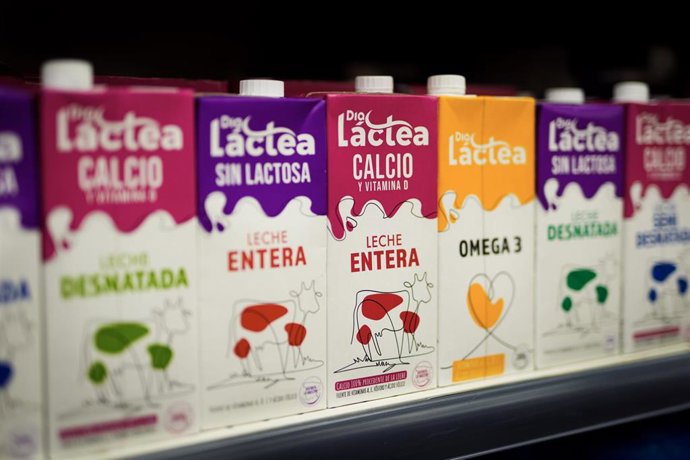 Archivo - Leche en el lineal de Dia