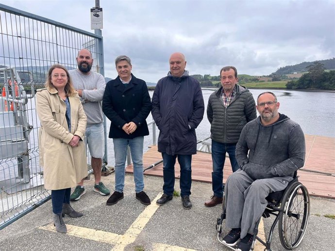El diputado regional del PP, Pedro de Rueda, junto a la diputada por el Occidente, Salomé Sánchez, miembros de la junta local del PP en Castropol, y el portavoz del PP en Vegadeo, Armando Pérez, en el muelle sur de Castropol.