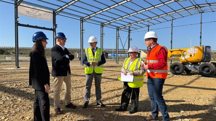 El consejero de Fomento e Infraestructuras, Jorge García Montoro, junto al director general de Carreteras, Francisco Carrillo, en la visita a las obras de la nave de conservación de carreteras de la comarca del Guadalentín