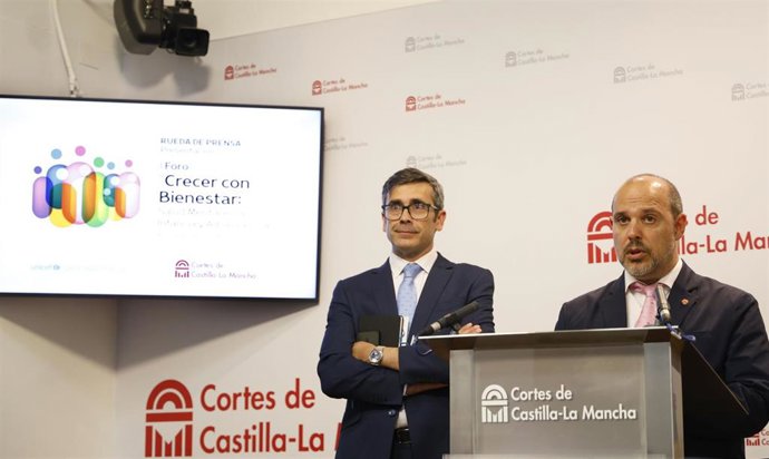 El presidente de Unicef Castilla-La Mancha, Eduardo Sánchez, y el presidente de las Cortes, Pablo Bellido.