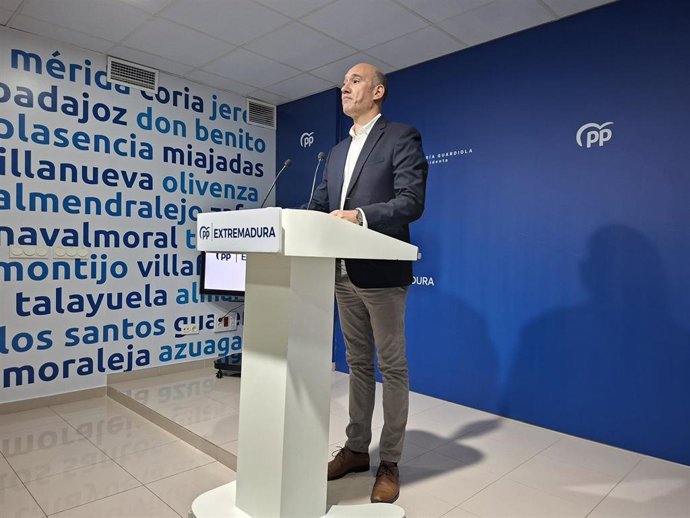 El portavoz del PP de Extremadura, José Ángel Sánchez Juliá, en rueda de prensa en Mérida