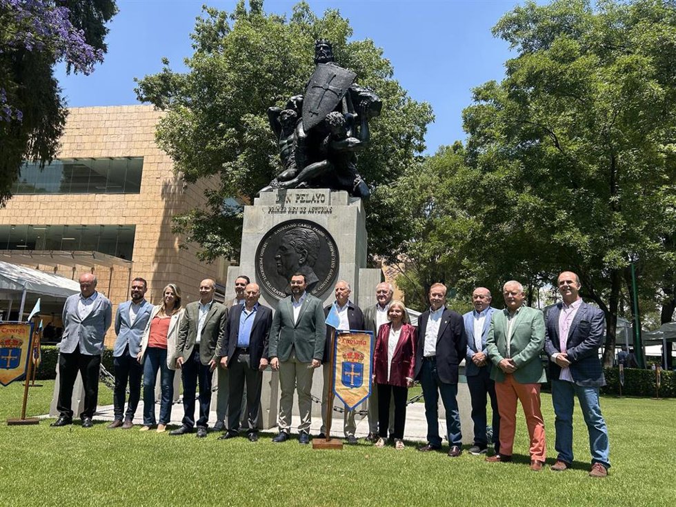 El presidente del Principado de Asturias, Adrián Barbón, con miembros del Centro Asturiano de México.