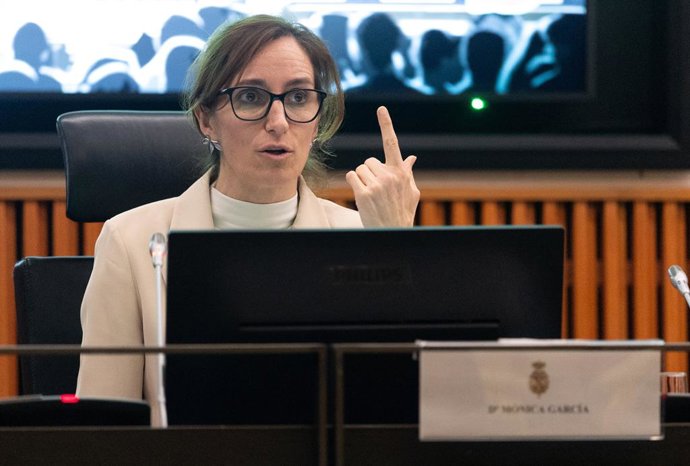 A ministra da Saúde, Mónica García, durante o seminário parlamentar “Reset ao Ódio Digital: Plataformas, divulgadores, juristas e instituições contra o ódio na internet”, em 27 de abril de 2026, em Madri (Espanha). O seminário é realizado a pedido do