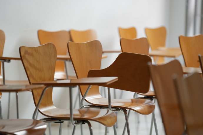 Sillas dentro de la Escuela Industrial de Barcelona, a 27 de octubre de 2025, en Barcelona, Catalunya (España).