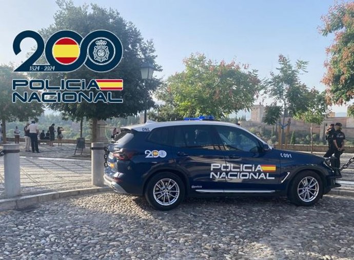 Vehículo de la Policía Nacional en un mirador de Granada.