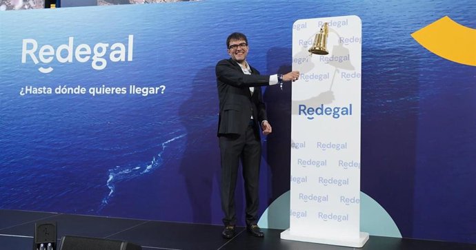Archivo - El presidente ejecutivo de Redegal, Jorge Vázquez, en el tradicional 'toque de campana' en la Bolsa de Madrid debido al debut de la negociación de los títulos de la compañía en el segmento Scaleup de BME, a 23 de enero, en Madrid (España).