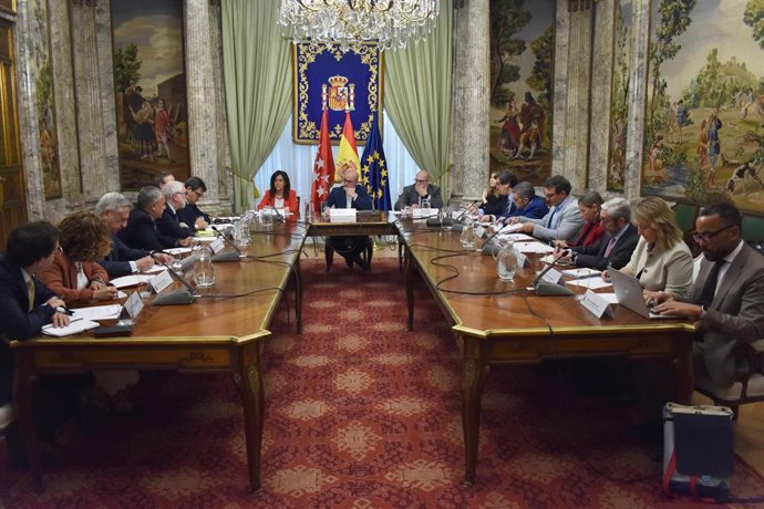 Reunión en la Delegación del Gobierno en Madrid para abordar la visita del Papa Leon XIV a comienzos de junio a la capital.