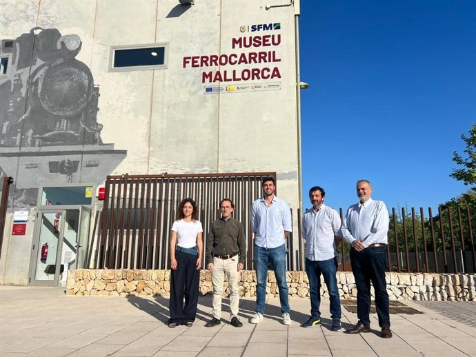 Representantes de Sant Llorenç des Cardassar y SFM frente al Museu del Ferrocarril de Mallorca.