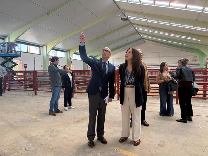 El Presidente De La Diputación, Javier Iglesias, Junto A La Diputada De Proyectos Estratégicos, Pilar Sánchez, Durante Su Visita A Las Obras Del Recinto Ferial.