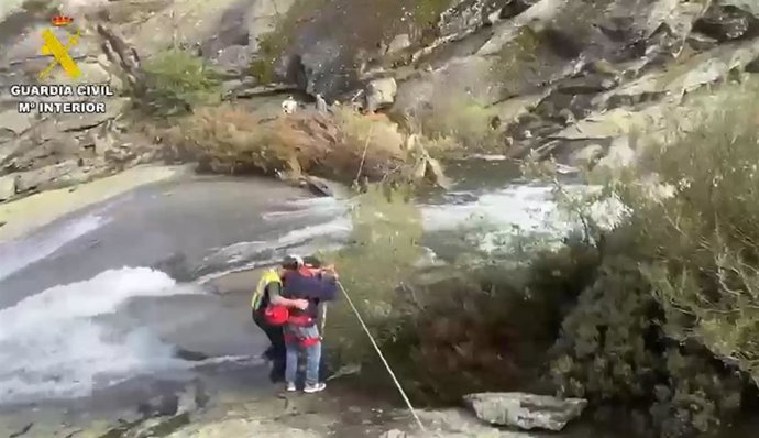 Archivo - Rescatados cinco senderistas sorprendidos por una tormenta en Solana de Ávila