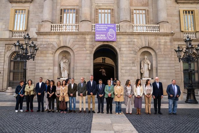 Minut de silenci davant de l'Ajuntament de Barcelona.