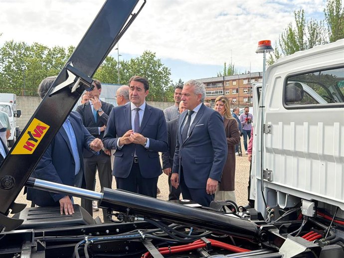 A la derecha, el delegado del Gobierno en Castilla y León, Nicanor Sen, junto al consejero de Medio Ambiente, Vivienda y Ordenación del Territorio, Juan Carlos Suárez-Quiñones.