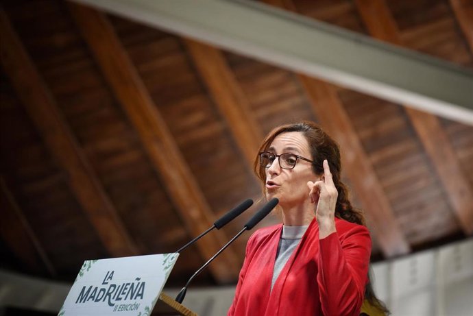 Archivo - La ministra de Sanidad, Mónica García, interviene durante la verbena de Más Madrid bajo el nombre de “La Madrileña 2025”, en el Auditorio del Parque Paraíso