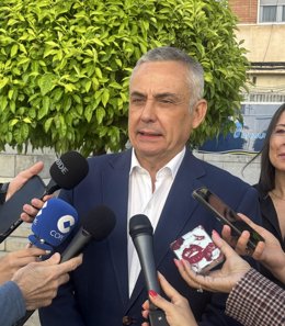 El diputado del Grupo Parlamentario Vox en la Asamblea de Extremadura Ángel Pelayo Gordillo atiende a los medios de comunicación